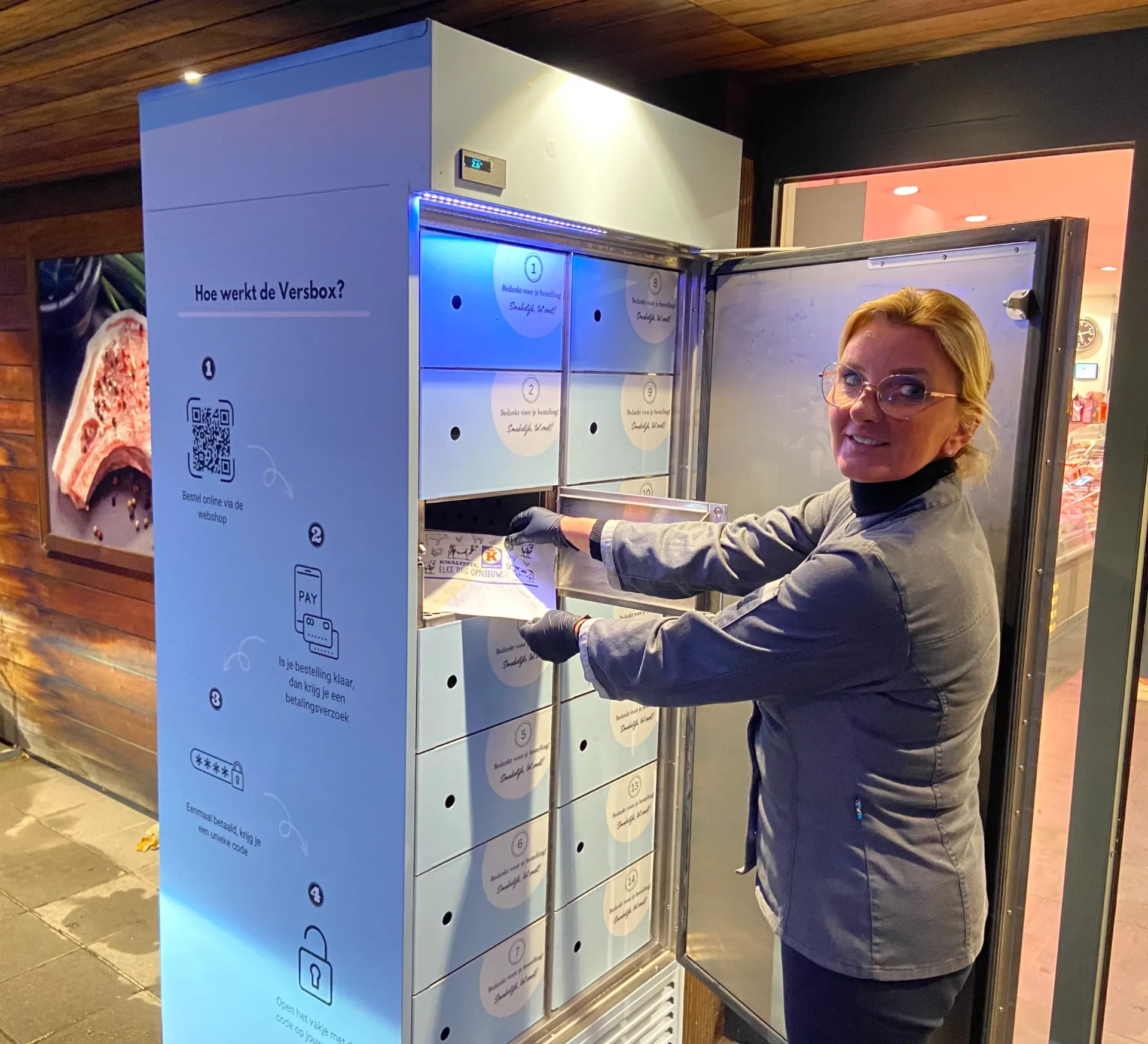 Merchant next to a Versbox